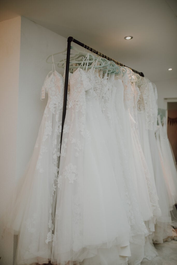 Viele Hochzeitskleider hängen am Kleiderständer