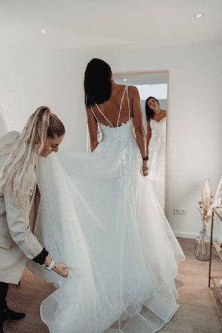 Anprobe eines Brautkleids