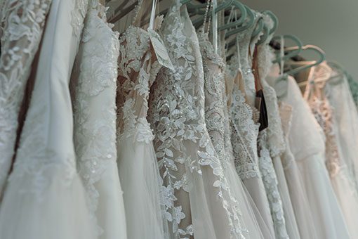 Brautkleider am Kleiderständer