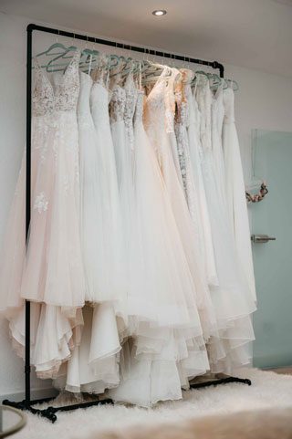 Ein Kleiderständer voll Brautkleider